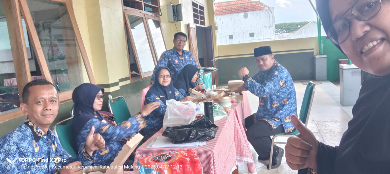 Pose saat bertugas